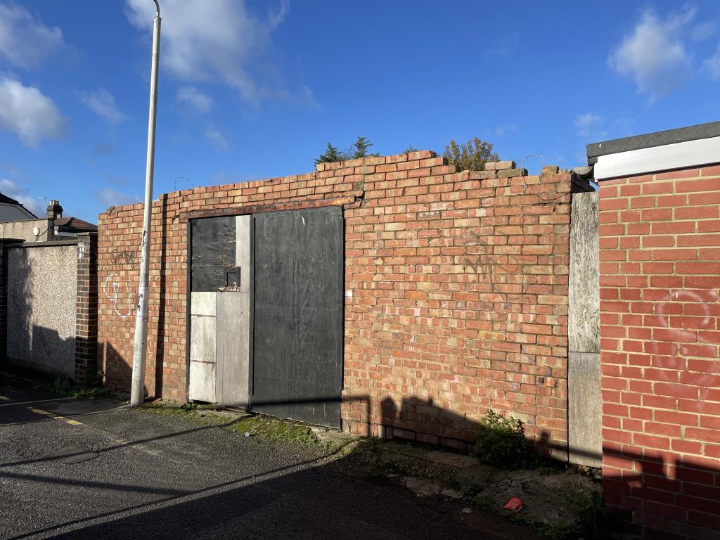 Lot: 140 - STORAGE YARD WITH POTENTIAL - Outside image of front gates & wall from road